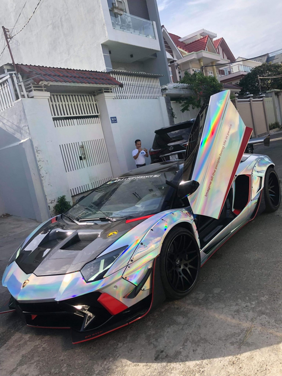Lamborghini Aventador độ Liberty Walk độc nhất Việt Nam khoác dàn áo chrome 7 màu lamborghini aventador do liberty walk doc nhat viet nam khoac dan ao chrome 7 mau ruc ro