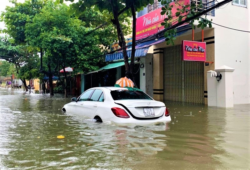 Ô tô, xe máy lặn ngụp dưới nước bẩn sau mưa lớn ở Đà Nẵng o to xe may lan ngup duoi nuoc ban sau mua lon o da nang