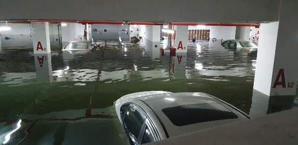 Ô tô, xe máy lặn ngụp dưới nước bẩn sau mưa lớn ở Đà Nẵng o to xe may lan ngup duoi nuoc ban sau mua lon o da nang