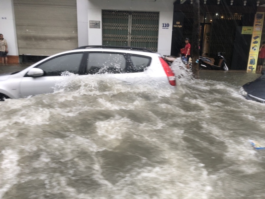 Ô tô, xe máy lặn ngụp dưới nước bẩn sau mưa lớn ở Đà Nẵng o to xe may lan ngup duoi nuoc ban sau mua lon o da nang