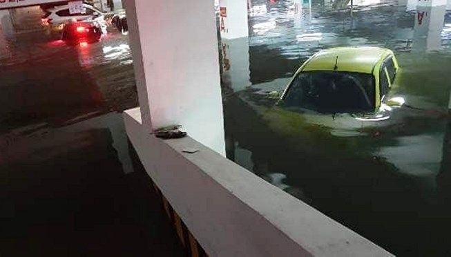 Ô tô, xe máy lặn ngụp dưới nước bẩn sau mưa lớn ở Đà Nẵng o to xe may lan ngup duoi nuoc ban sau mua lon o da nang
