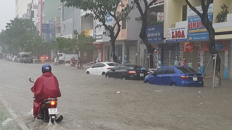 Ô tô, xe máy lặn ngụp dưới nước bẩn sau mưa lớn ở Đà Nẵng o to xe may lan ngup duoi nuoc ban sau mua lon o da nang