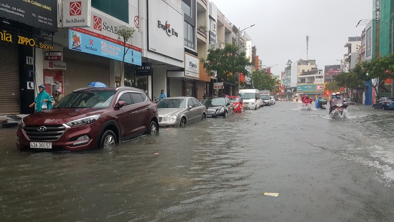 Ô tô, xe máy lặn ngụp dưới nước bẩn sau mưa lớn ở Đà Nẵng o to xe may lan ngup duoi nuoc ban sau mua lon o da nang