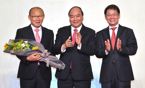 Ông Park Hang-seo tặng 100.000 USD tiền thưởng từ Thaco cho trẻ em nghèo ong park hang seo tang 100000 usd tien thuong tu thaco cho tre em ngheo