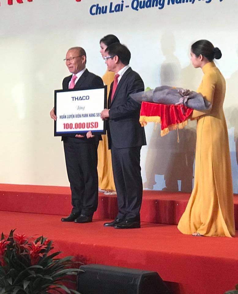 Ông Park Hang-seo tặng 100.000 USD tiền thưởng từ Thaco cho trẻ em nghèo ong park hang seo tang 100000 usd tien thuong tu thaco cho tre em ngheo