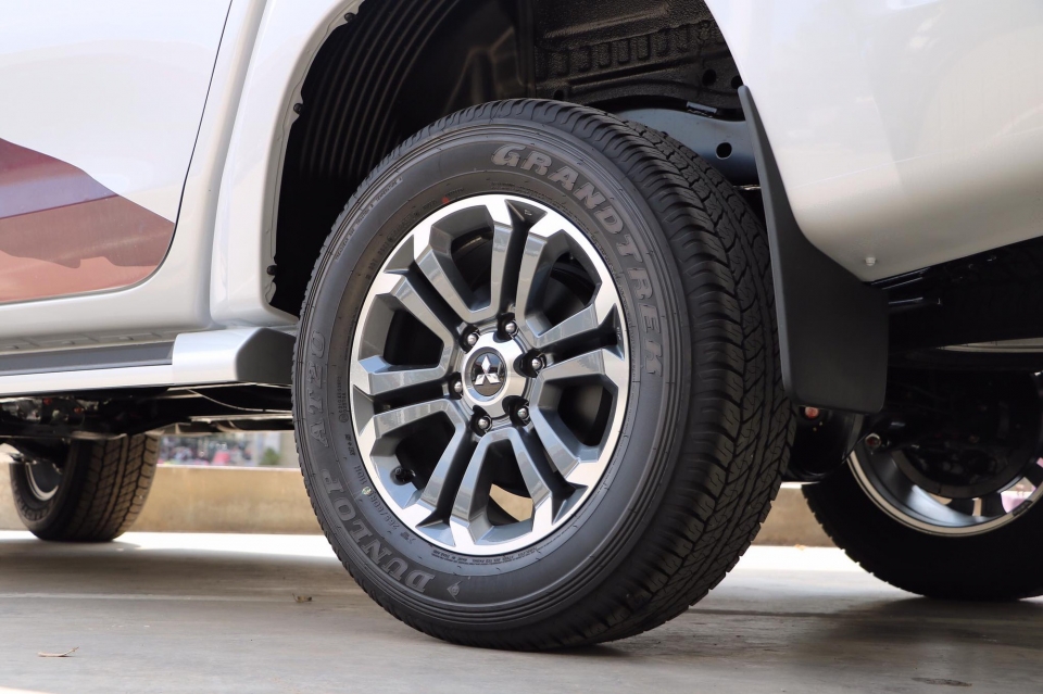 mitsubishi triton 2019 da co mat tai dai ly gia 7305 va 8185 trieu dong