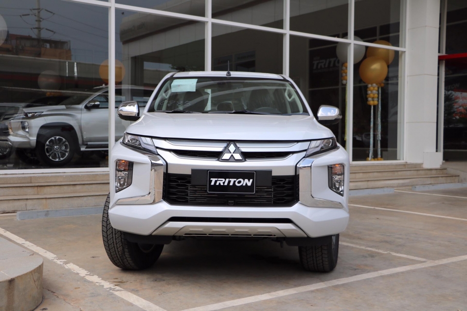mitsubishi triton 2019 da co mat tai dai ly gia 7305 va 8185 trieu dong