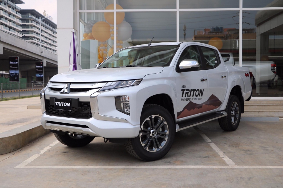mitsubishi triton 2019 da co mat tai dai ly gia 7305 va 8185 trieu dong