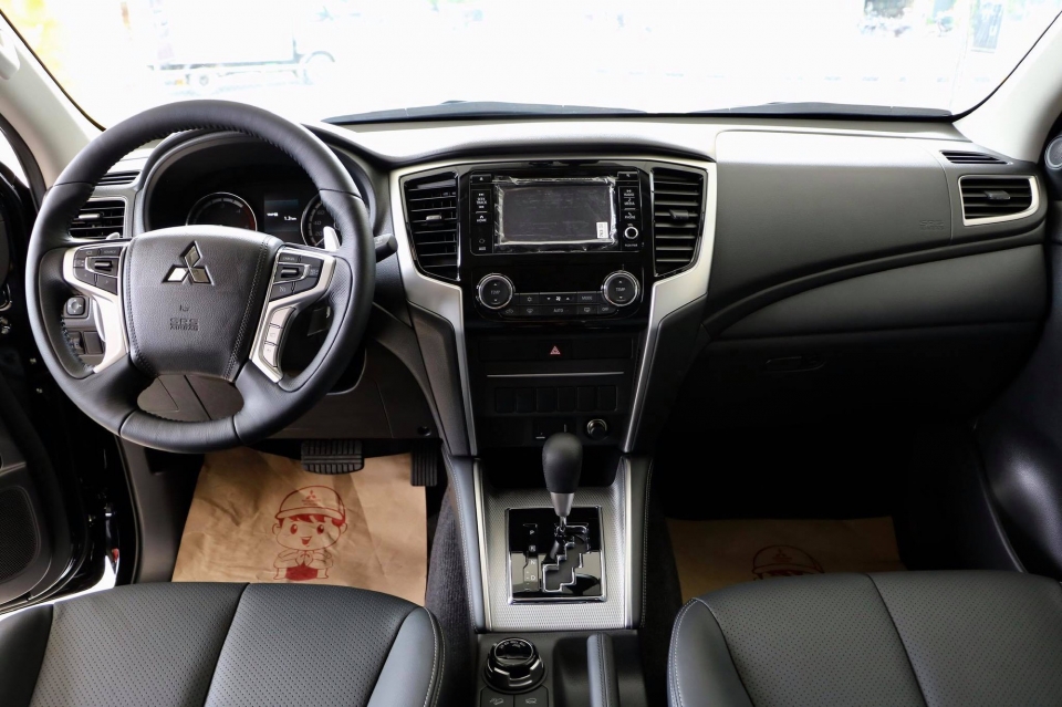 mitsubishi triton 2019 da co mat tai dai ly gia 7305 va 8185 trieu dong