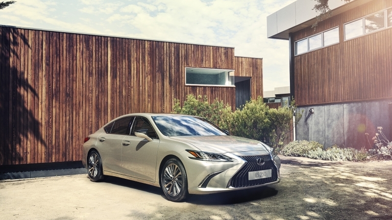 Lexus ES 250 chính thức ra mắt tại Việt Nam, giá 2,5 tỷ đồng