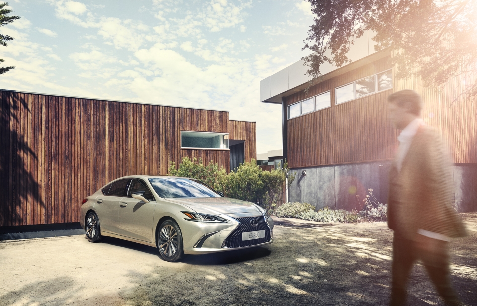 Lexus ES 250 chính thức ra mắt tại Việt Nam, giá 2,5 tỷ đồng lexus chinh thuc gioi thieu es 250 tai viet nam gia 25 ty dong