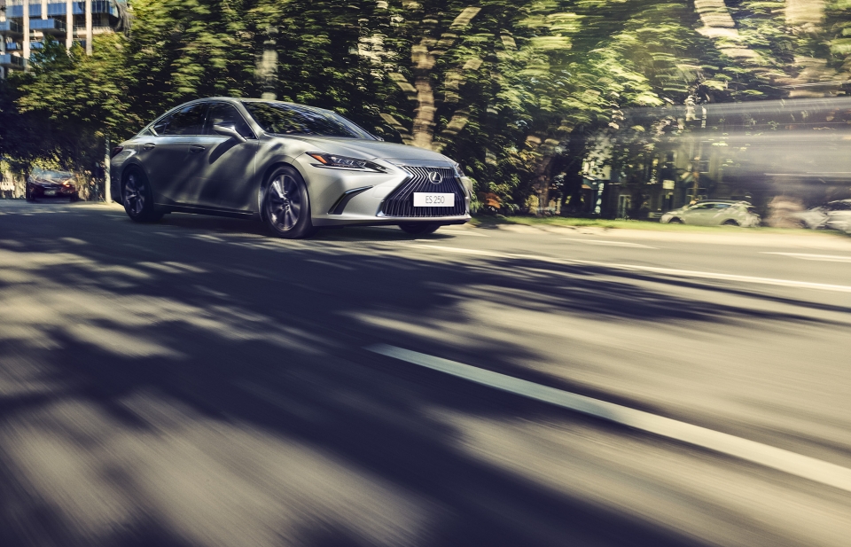 Lexus ES 250 chính thức ra mắt tại Việt Nam, giá 2,5 tỷ đồng lexus chinh thuc gioi thieu es 250 tai viet nam gia 25 ty dong