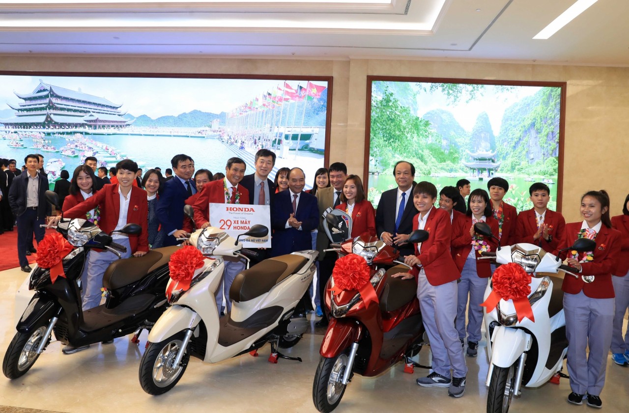 Honda Việt Nam tặng thưởng Đội tuyển Quốc gia Nữ Việt Nam và Đội tuyển U-22 Việt Nam honda viet nam tang thuong doi tuyen quoc gia nu viet nam va doi tuyen u 22 viet nam