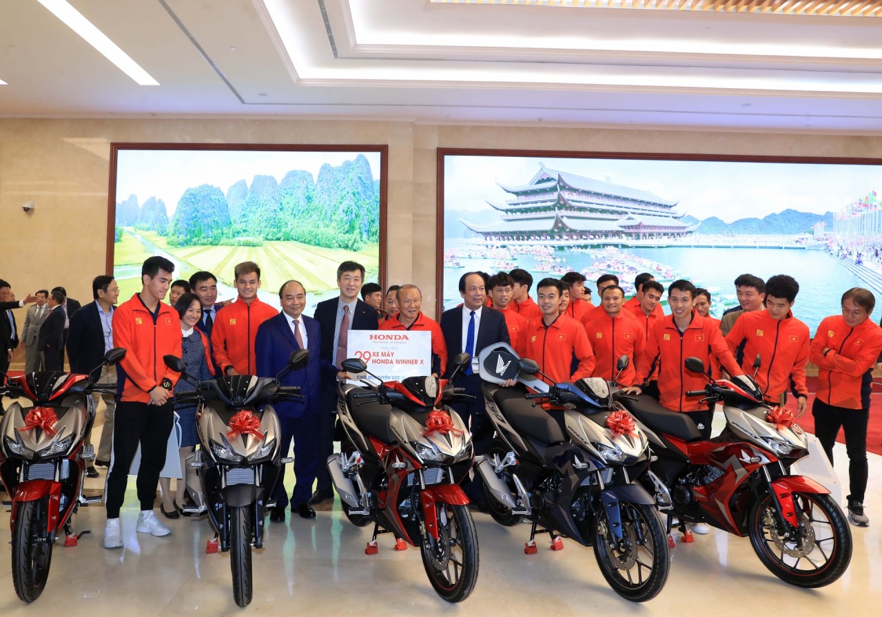 Honda Việt Nam tặng thưởng Đội tuyển Quốc gia Nữ Việt Nam và Đội tuyển U-22 Việt Nam honda viet nam tang thuong doi tuyen quoc gia nu viet nam va doi tuyen u 22 viet nam