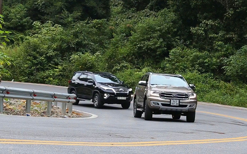 So sánh Ford Everest AT với Toyota Fortuner AT so sanh ford everest at voi toyota fortuner at
