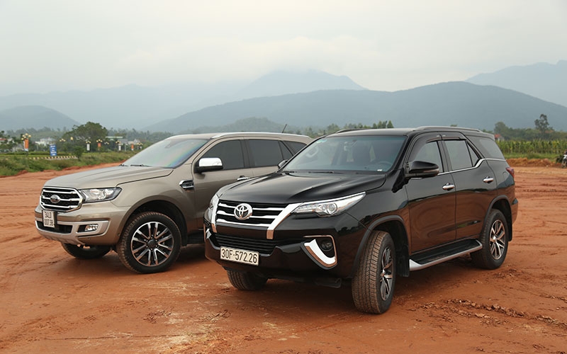 So sánh Ford Everest AT với Toyota Fortuner AT so sanh ford everest at voi toyota fortuner at