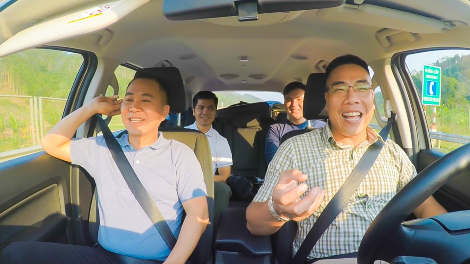 gioi kinh doanh trai nghiem va danh gia ve ford everest ambiente at