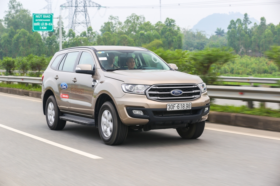 gioi kinh doanh trai nghiem va danh gia ve ford everest ambiente at