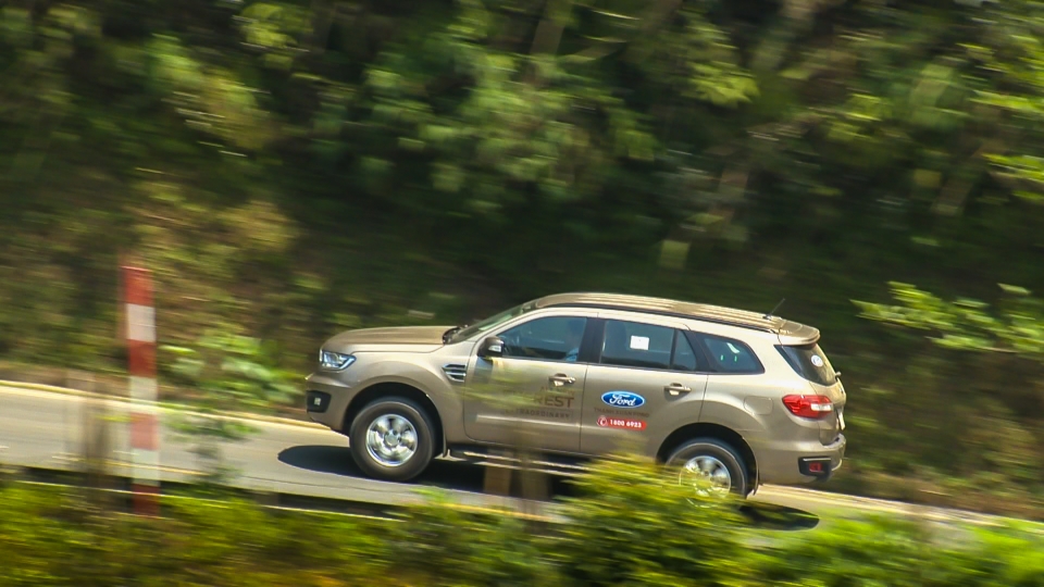 gioi kinh doanh trai nghiem va danh gia ve ford everest ambiente at