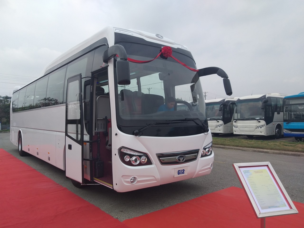 daewoo bus viet nam gioi thieu hai dong xe khach g8 va g12 phien ban moi