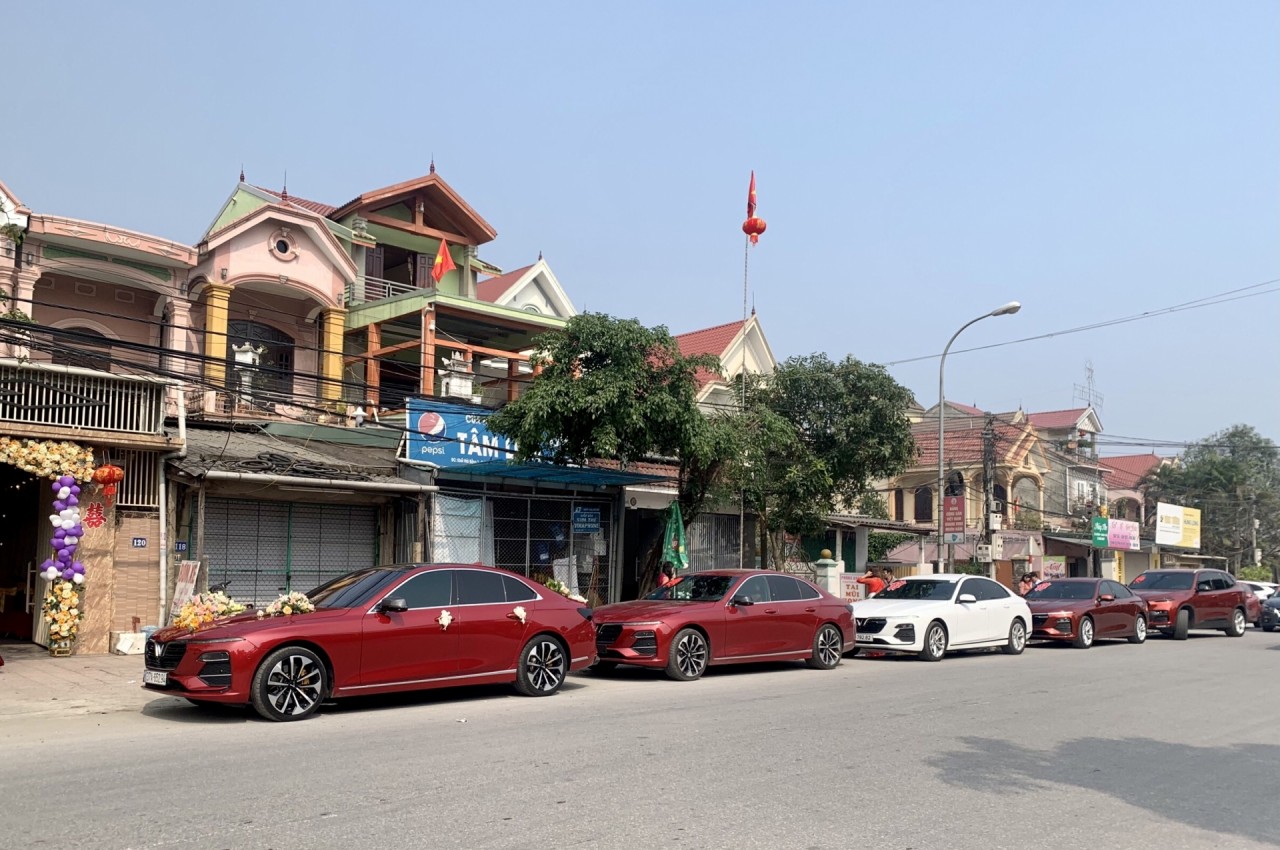 Đoàn xe rước dâu đặc biệt của chú rể mê VinFast