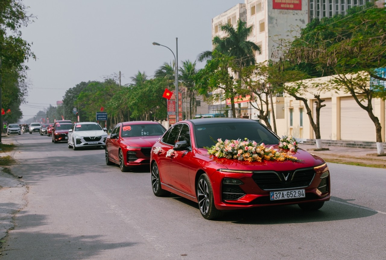 Đoàn xe rước dâu đặc biệt của chú rể mê VinFast