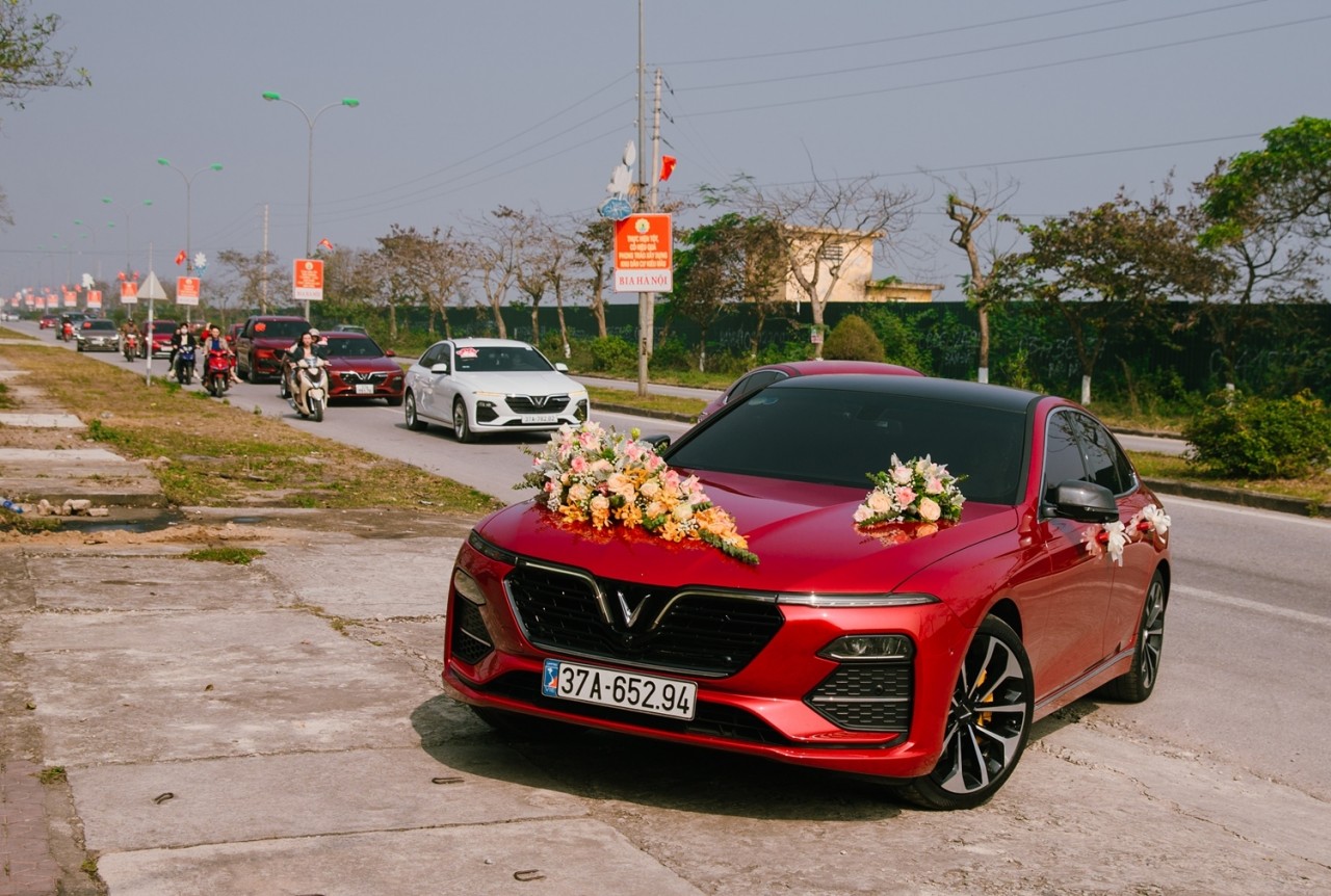 Đoàn xe rước dâu đặc biệt của chú rể mê VinFast