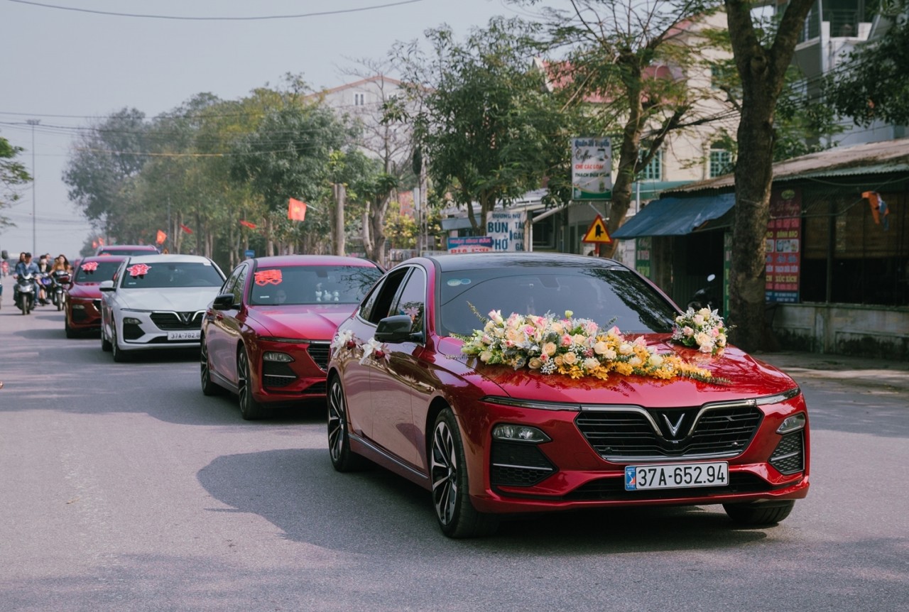 Đoàn xe rước dâu đặc biệt của chú rể mê VinFast