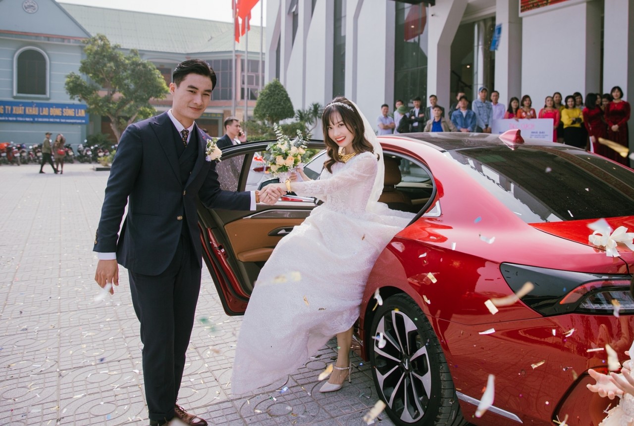 Đoàn xe rước dâu đặc biệt của chú rể mê VinFast