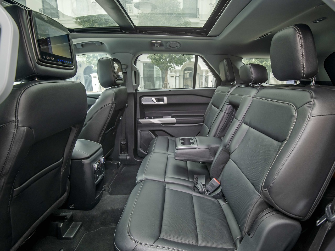 Cận cảnh Ford Explorer 2022 giá 2,366 tỷ tại Việt Nam Cận cảnh Ford Explorer 2022 giá 2,366 tỷ tại Việt Nam