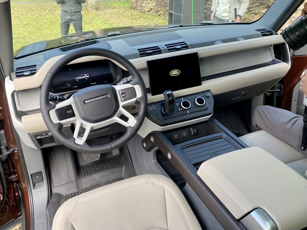 Ra mắt Land Rover Defender 130 bản kéo dài