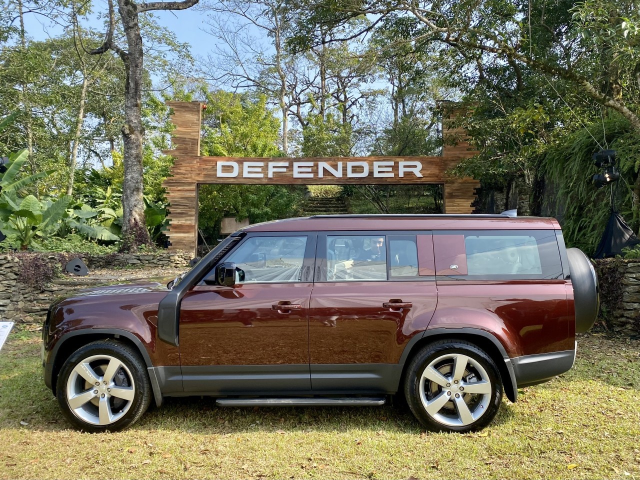 Ra mắt Land Rover Defender 130 bản kéo dài Ra mắt Land Rover Defender 130 bản kéo dài