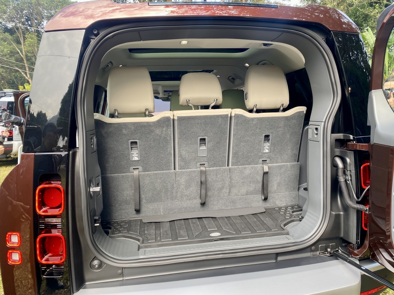 Ra mắt Land Rover Defender 130 bản kéo dài