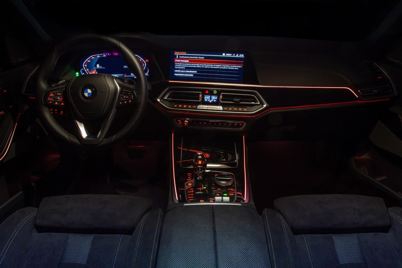 kham pha bmw x5 phien ban phu da alcantara chi 50 xe