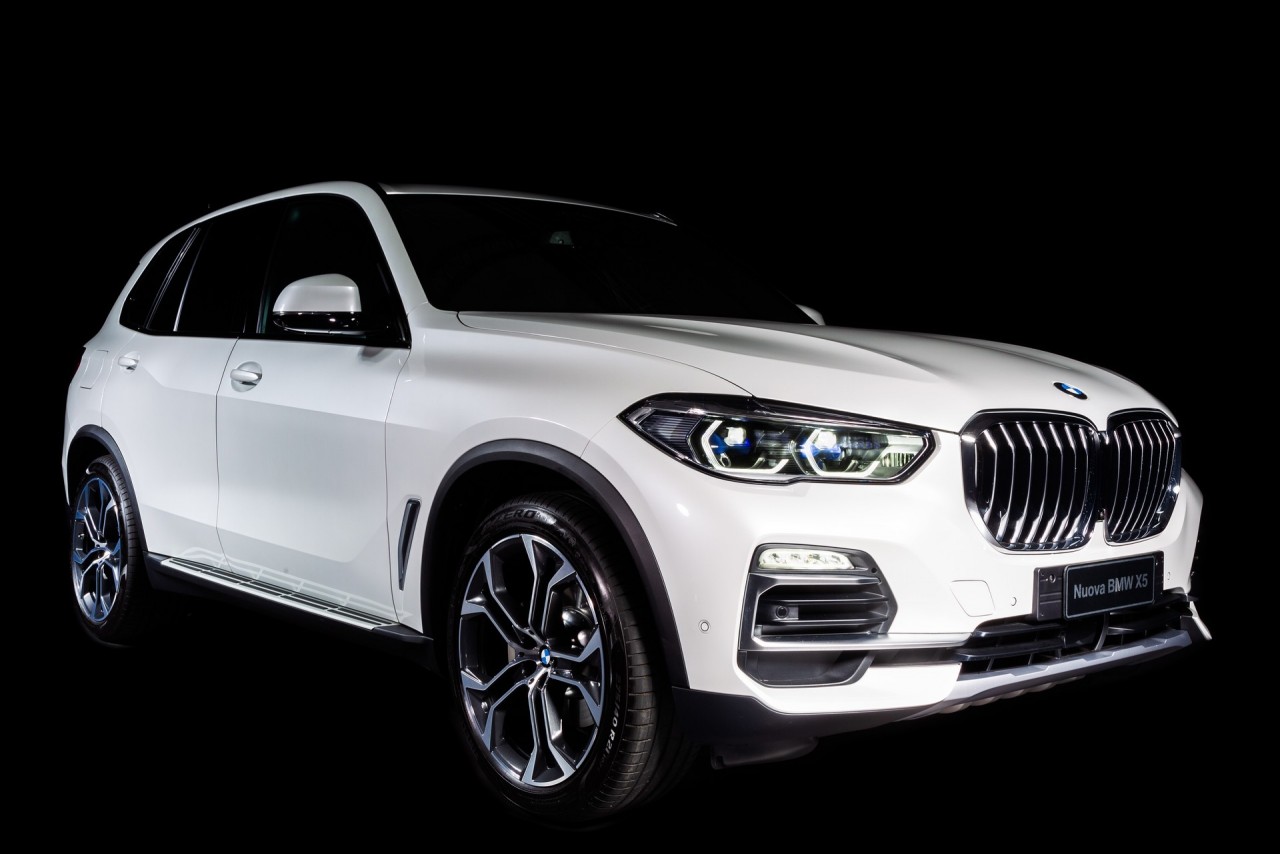 kham pha bmw x5 phien ban phu da alcantara chi 50 xe