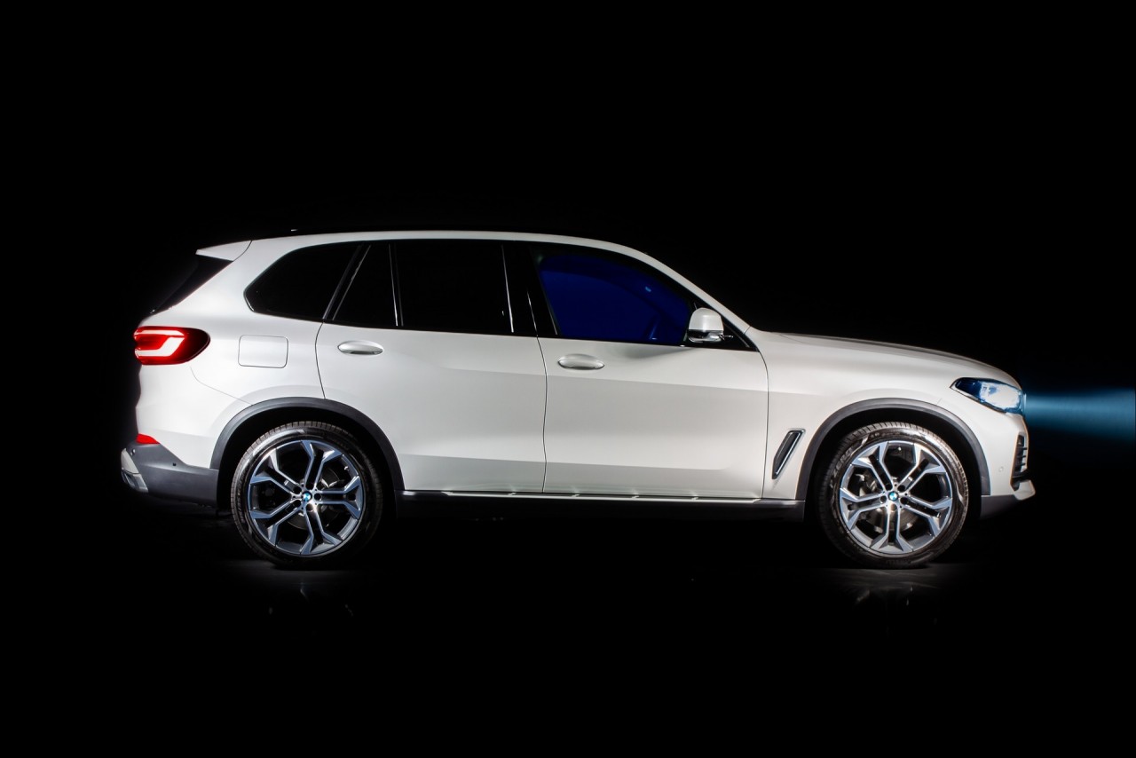 kham pha bmw x5 phien ban phu da alcantara chi 50 xe