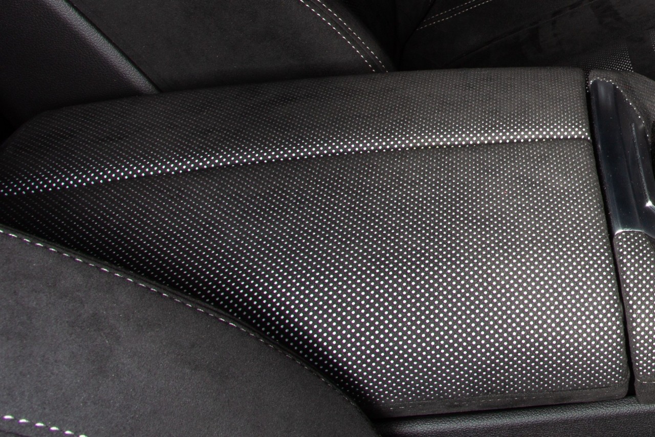 kham pha bmw x5 phien ban phu da alcantara chi 50 xe