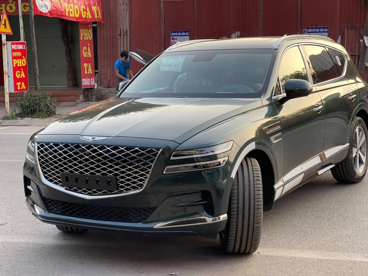 Hình thực tế xe sang Genesis GV80 đầu tiên tại Hà Nội