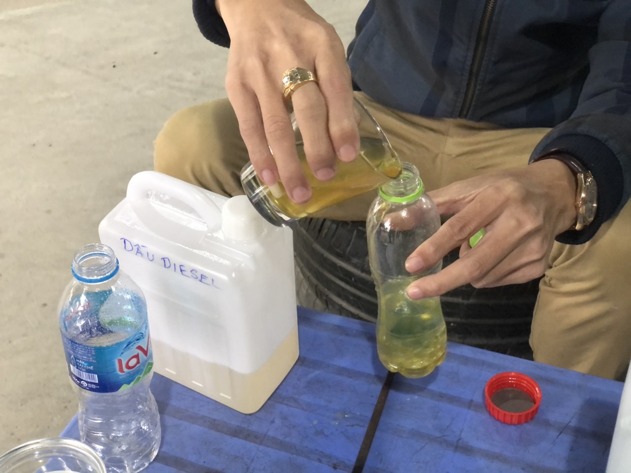 Thử nghiệm thực tế: Xăng A95 có thể hòa tan vào dầu diesel Thử nghiệm thực tế: Xăng A95 có thể hòa tan vào dầu diesel