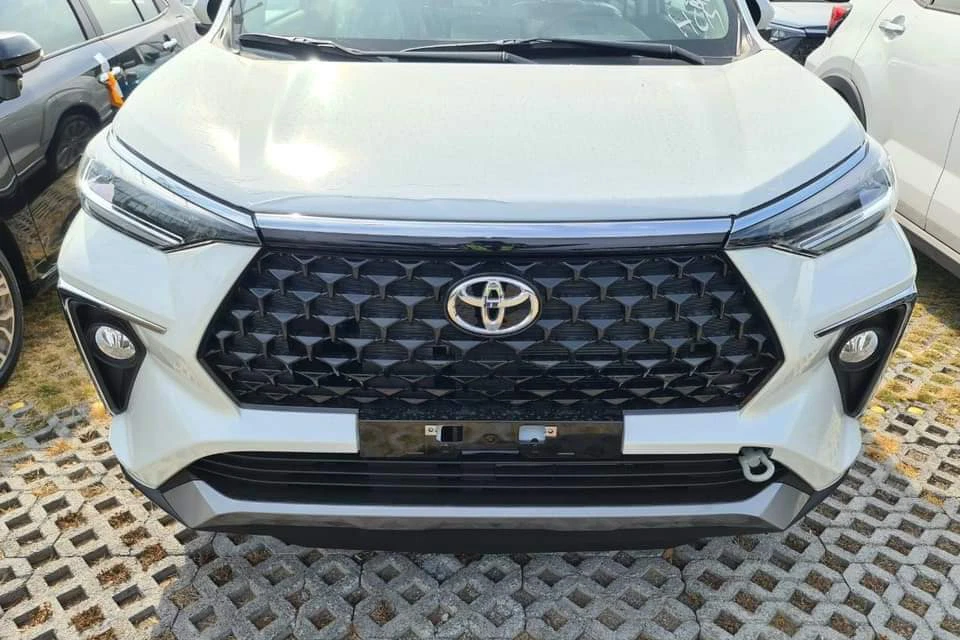 Toyota Veloz bất ngờ xuất hiện tại Việt Nam trước ngày ra mắt Toyota Veloz bất ngờ xuất hiện tại Việt Nam trước ngày ra mắt