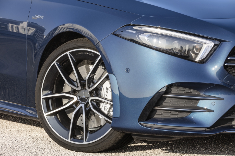 mercedes amg a35 amg sedan ra mat suc manh 306 ma luc