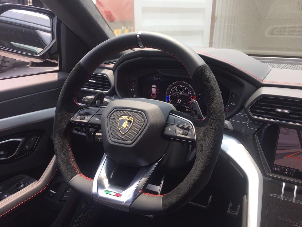 thieu gia ha noi tiep tuc tau lamborghini urus vao bo suu tap sieu xe