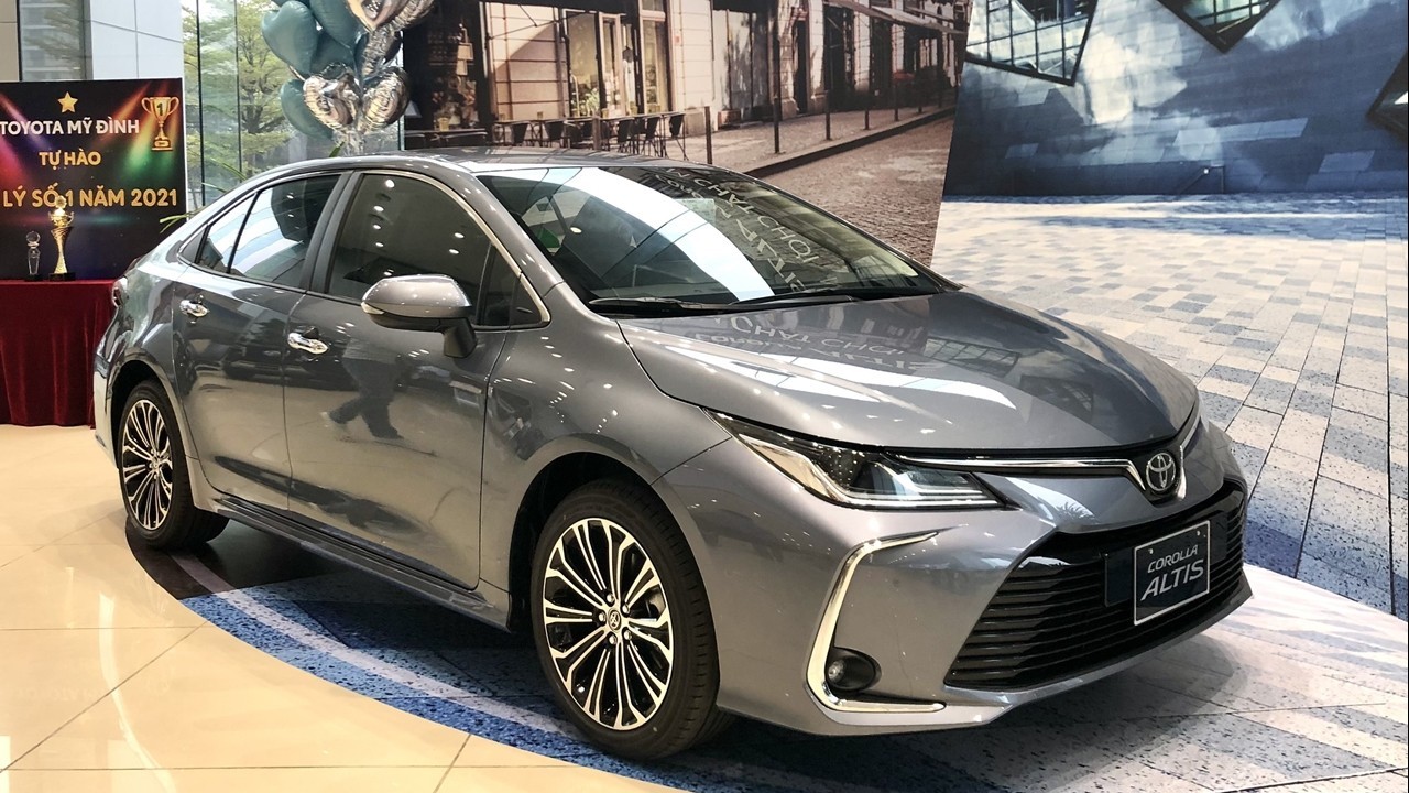 Toyota Corolla Altis giảm giá lên đến 100 triệu đồng tại đại lý