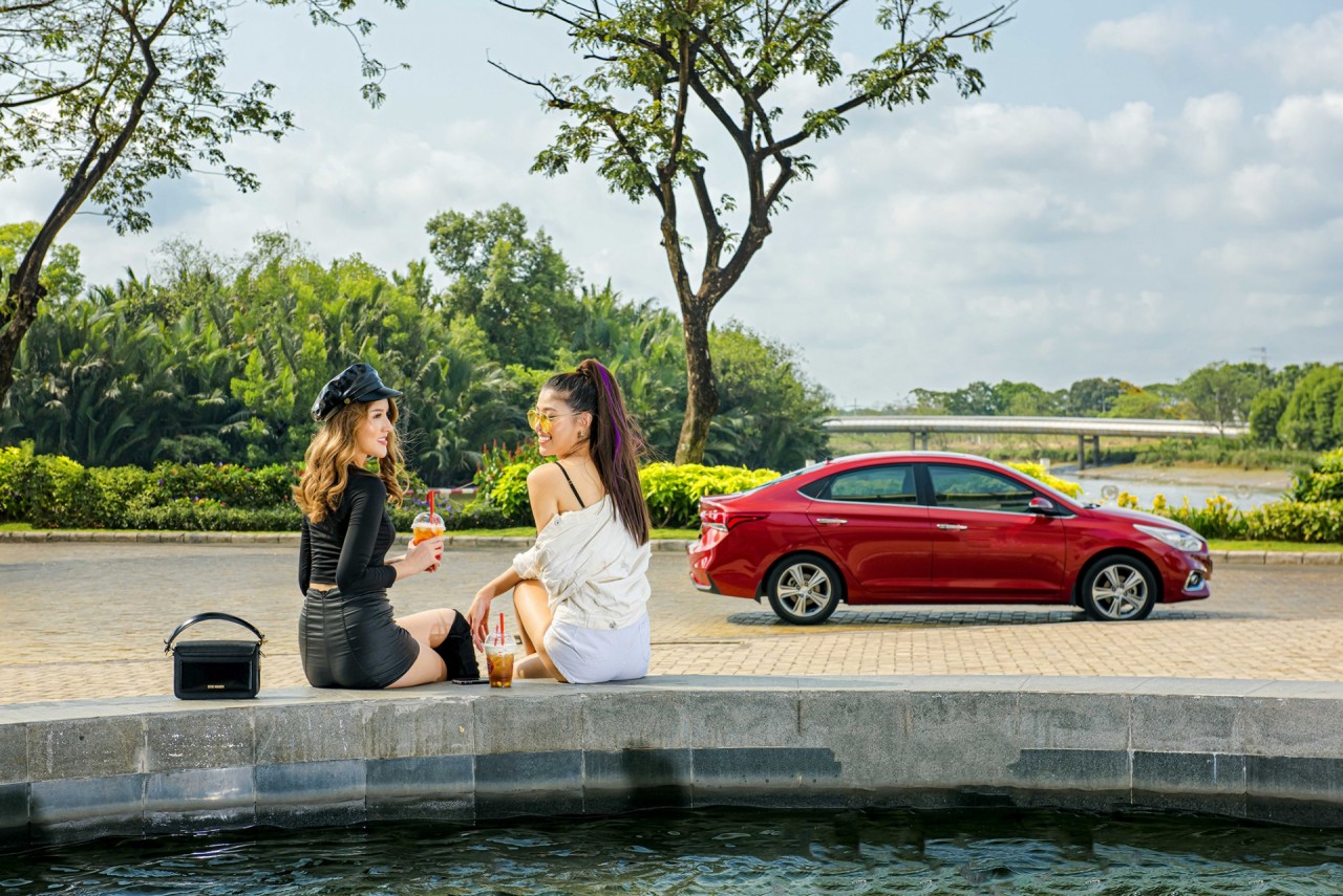 nguoi mau nang dong ben hyundai accent
