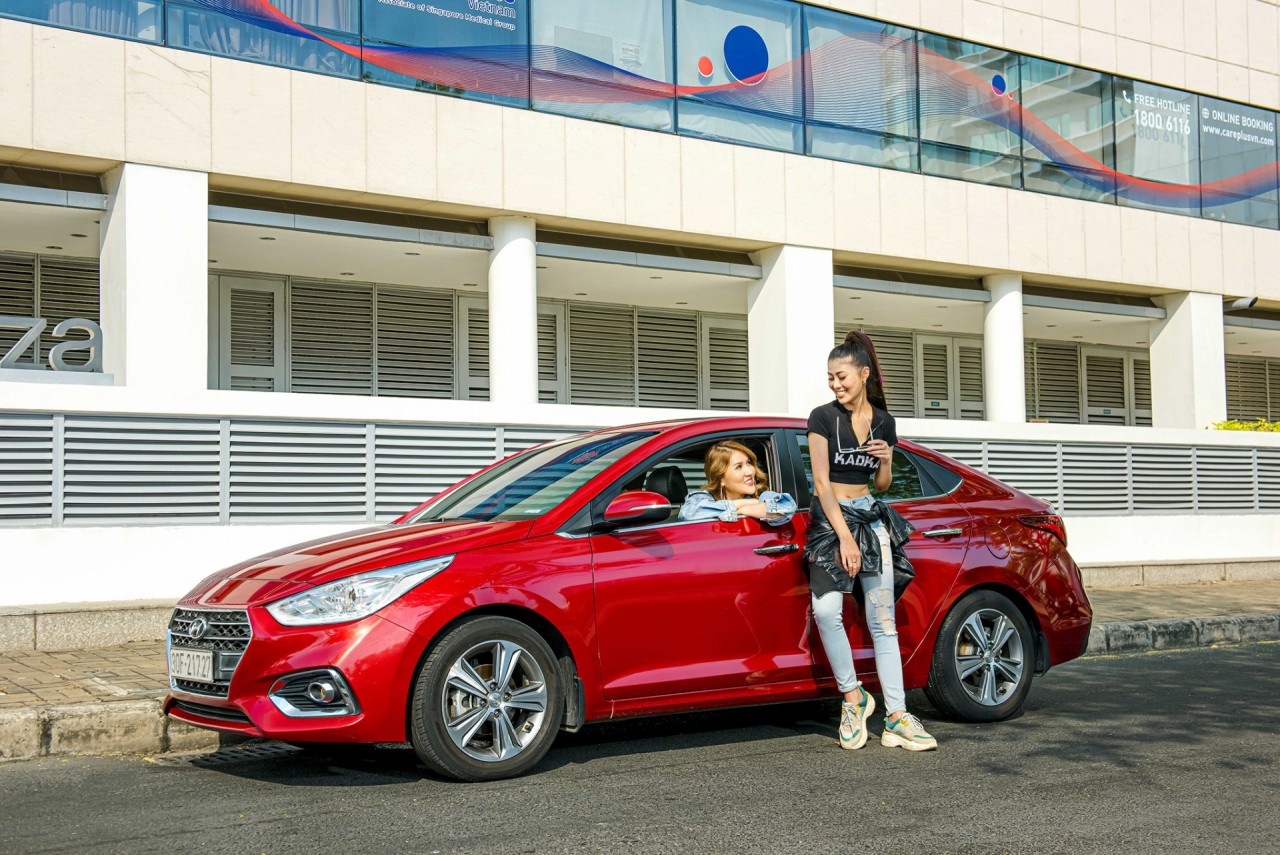 nguoi mau nang dong ben hyundai accent