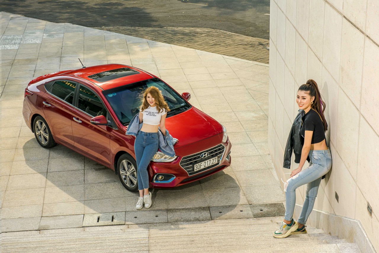 nguoi mau nang dong ben hyundai accent