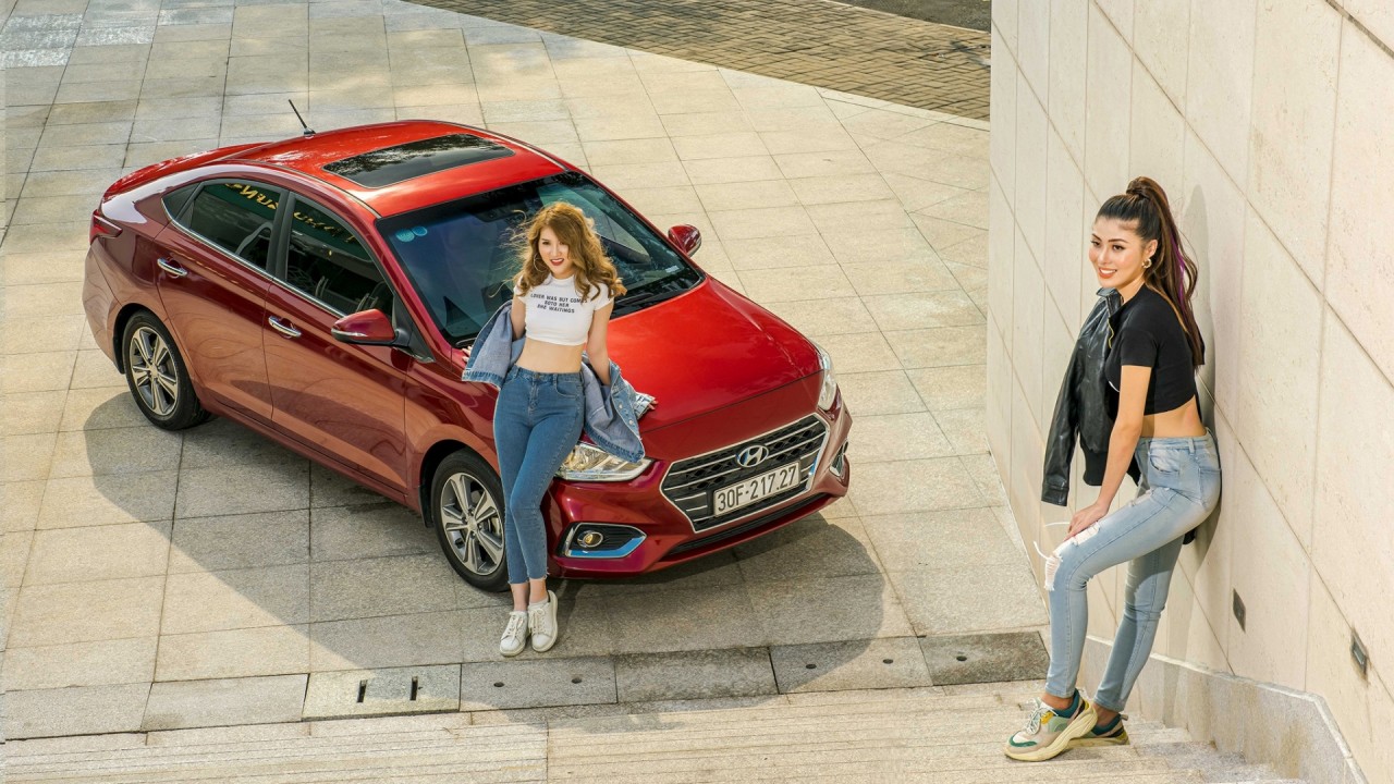 Người mẫu năng động bên Hyundai Accent