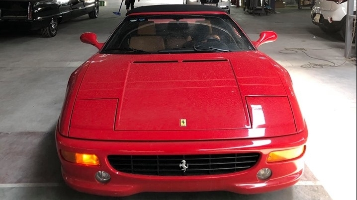 Hàng độc Ferrari F355 F1 Spider 1999 duy nhất ra biển trắng
