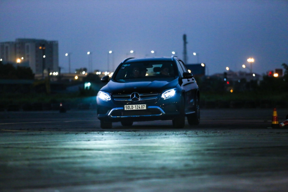 Trải nghiệm đèn thông minh Multibeam LED - Công nghệ độc quyền trên xe Mercedes-Benz trai nghiem den thong minh multibeam led cong nghe doc quyen tren xe mercedes benz