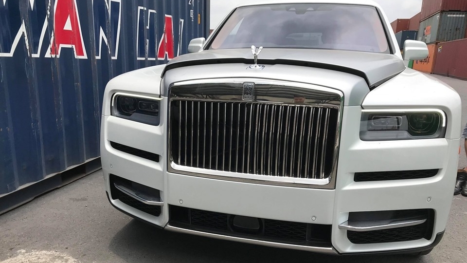 SUV siêu sang Rolls-Royce Cullinan màu trắng cập bến cảng Việt Nam
